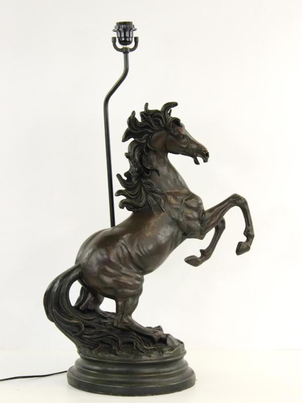 Knappe lamp met een wild steigerend paard (H = 84 cm) - Crosa 1997