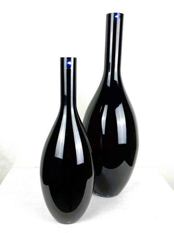Twee handgemaakte zwarte vazen