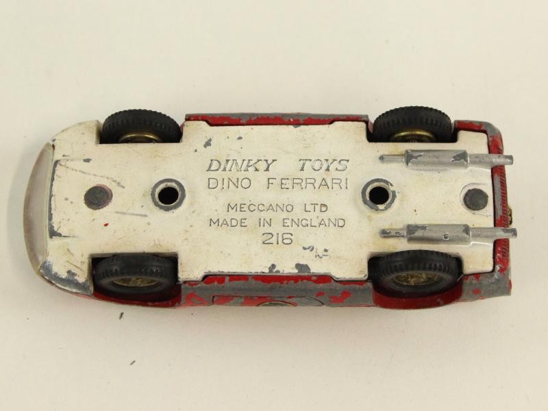 17 vintage Dinky Toys wagentjes