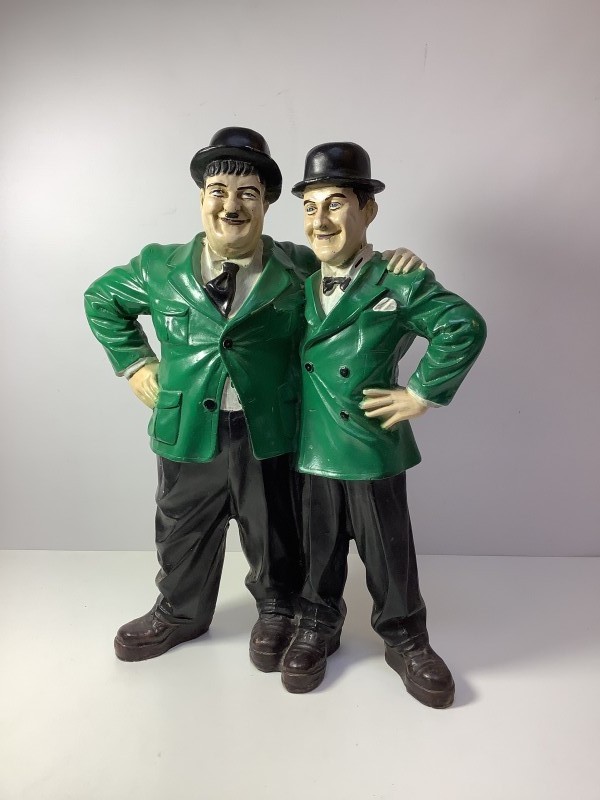 Beeld van Laurel en Hardy met groen kostuum