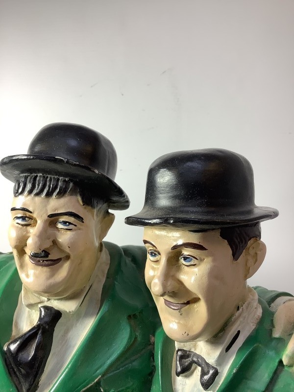 Beeld van Laurel en Hardy met groen kostuum