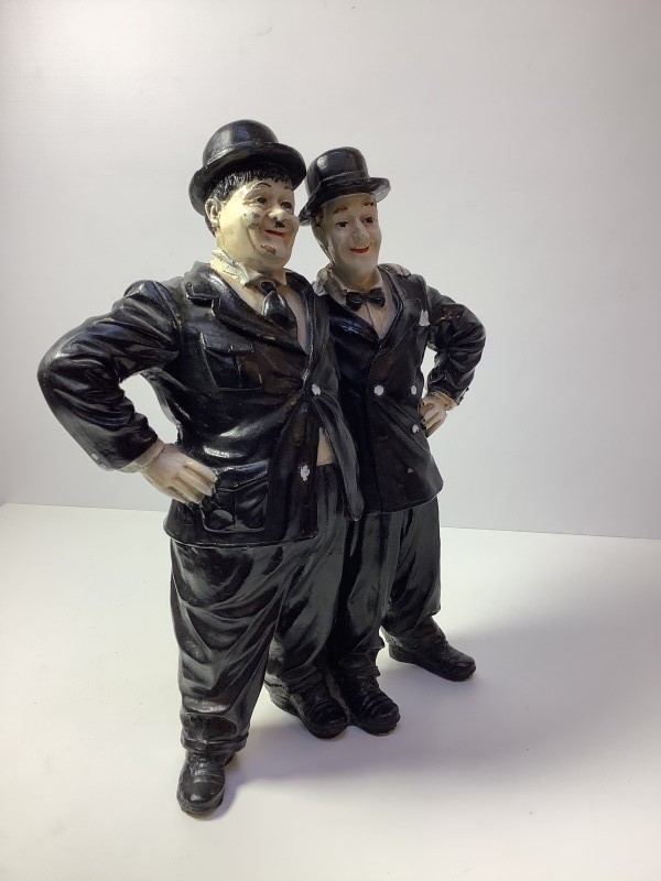 Beeld van Laurel en Hardy met zwart kostuum