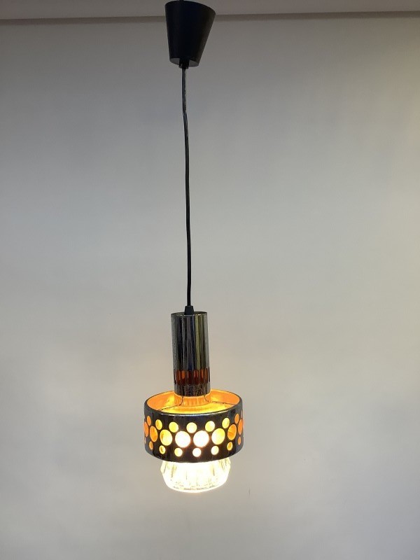 Vintage chromen hanglamp met oranje toets: Raak - Amsterdam