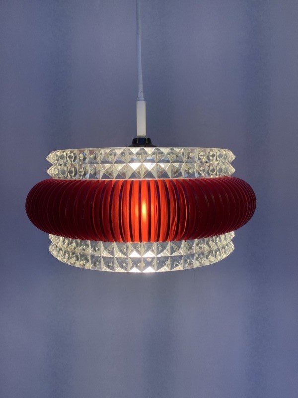 Vintage hanglamp met rood accent