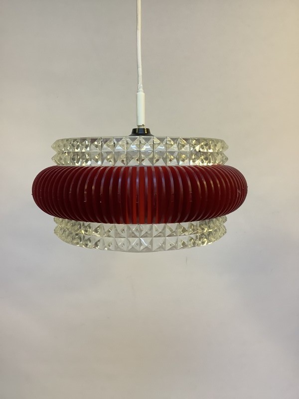 Vintage hanglamp met rood accent