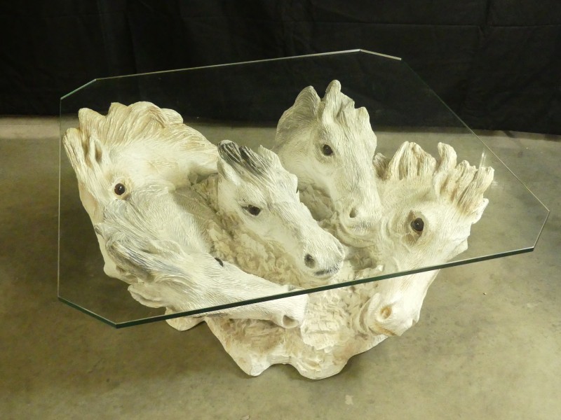 Vintage paardenhoofden salontafel met glazen blad