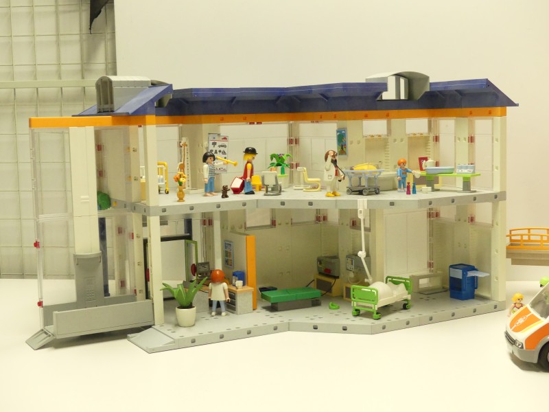 Playmobil Ziekenhuizen in doos + ambulance