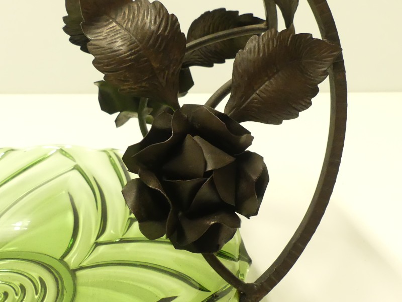 Art nouveau glazen schaal met ijzeren handvat