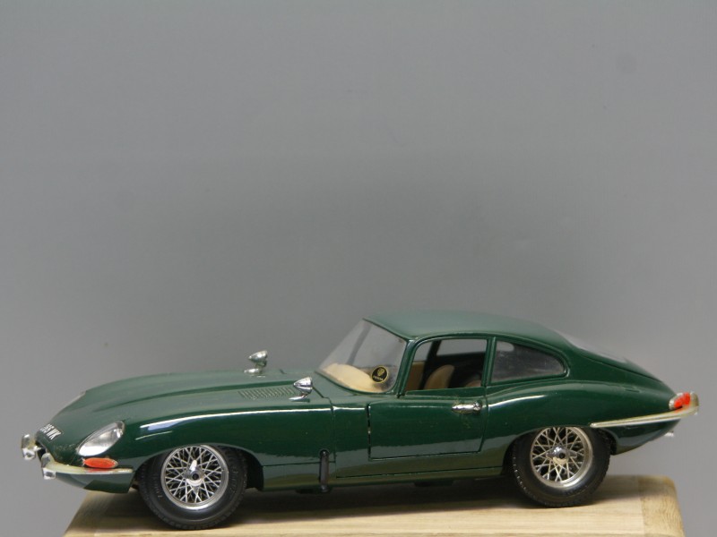Bburago schaalmodelauto "Jaguar E type- 1961" (Art. nr. 638)