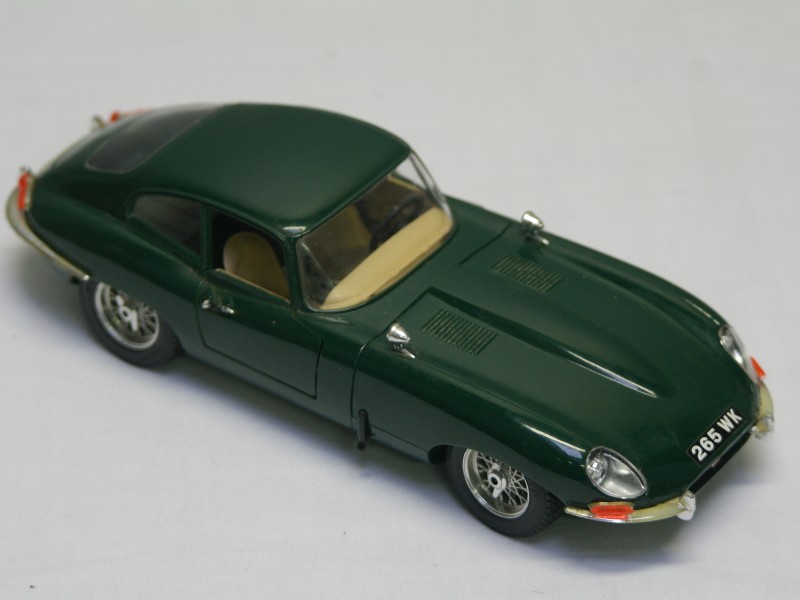 Bburago schaalmodelauto "Jaguar E type- 1961" (Art. nr. 638)