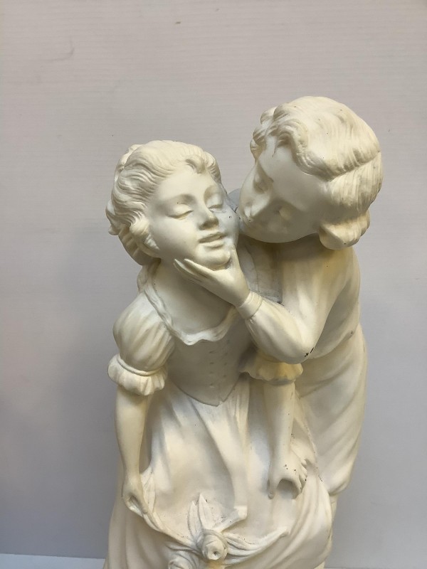 Zwaar beeld van een kussende jongen en meisje: Prof. Giuseppe Bessi