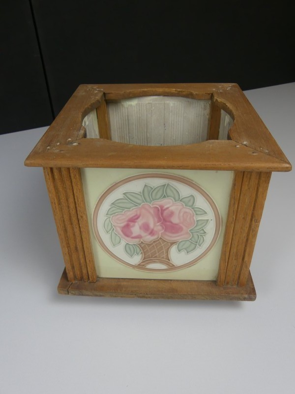 Vintage houten doos met 4 keramische tegels (1)