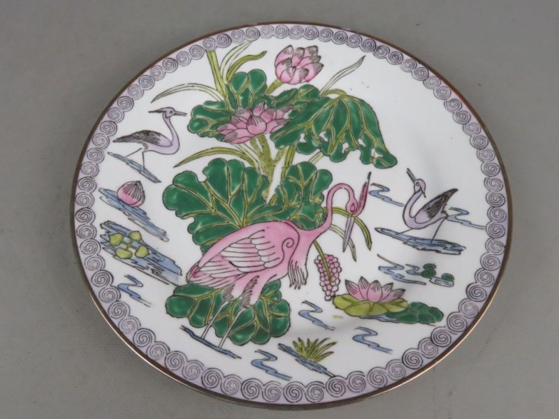 Oosters porseleinen sierbord met kraanvogels en lotusbloemen