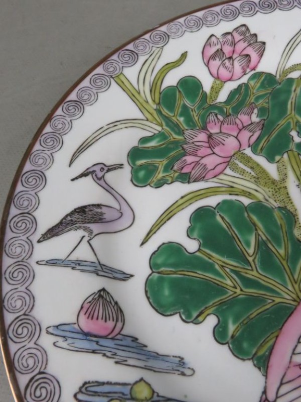 Oosters porseleinen sierbord met kraanvogels en lotusbloemen