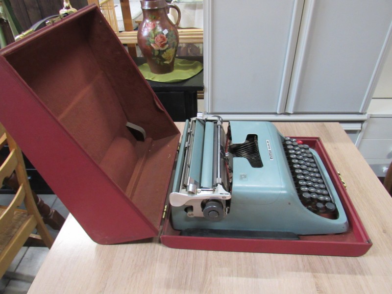 Vintage Typemachine Olivetti " studio 44 "