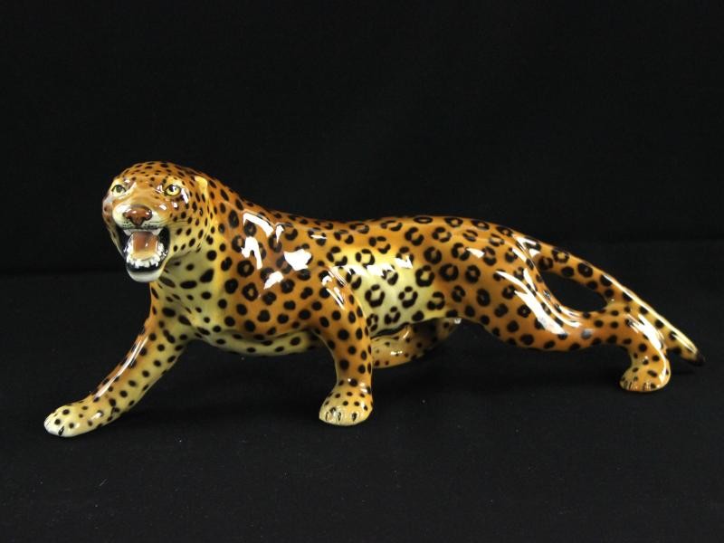 Luipaard in aardewerk, gesigneerd:  Ronzan