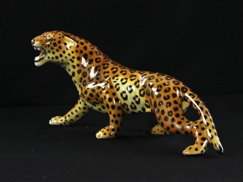 Luipaard in aardewerk, gesigneerd:  Ronzan