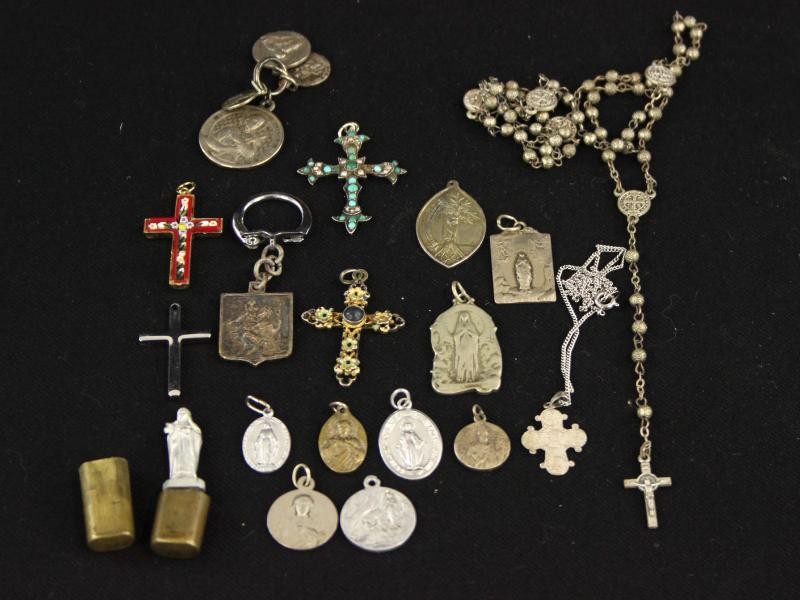 Collectie van 42 religieuze items bewaard is in 3 sier kistjes