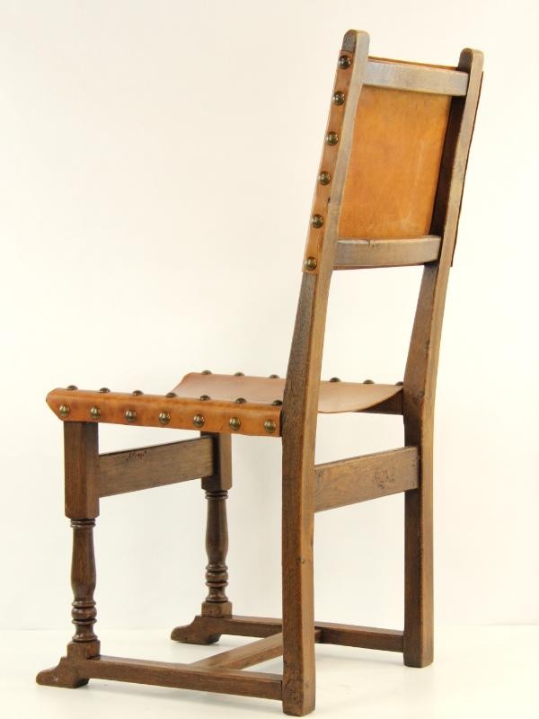 Vintage en knappe, robuuste stoel met leder