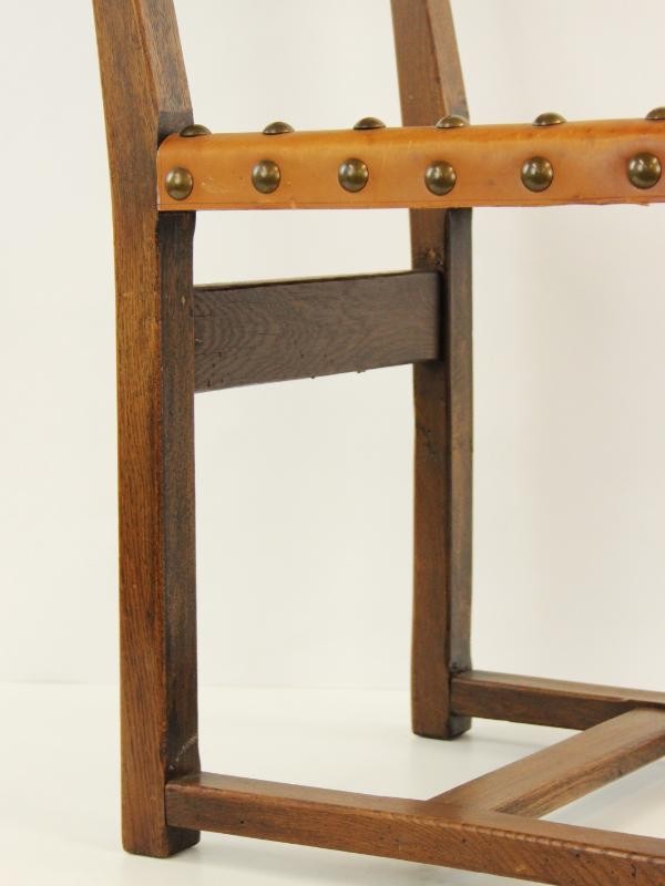 Vintage en knappe, robuuste stoel met leder