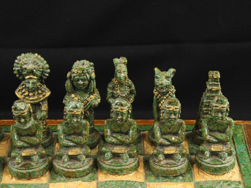 Maya  handgemaakt  schaakspel en schaakstukken