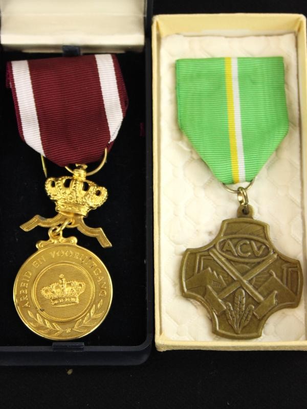 Groot lot met militaire medailles en eretekens - 81 stuks