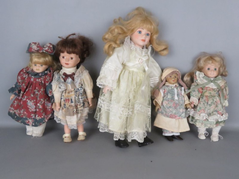Verzameling vintage porseleinen poppen