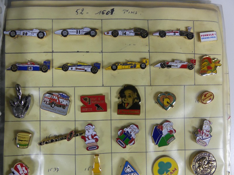‎Verzamelen/hobby - ongeveer 2000 pins in 8 ringmappen