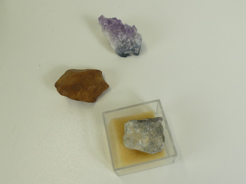 Lot kristallen, minerale en fosielen