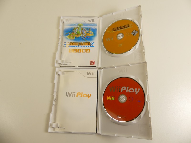 Wii console met accessoires en WiiFit Board + spelletjes