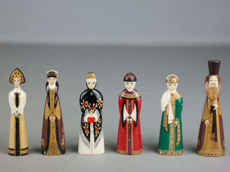 Zes prachtige miniatuur houten Russische beeldjes.