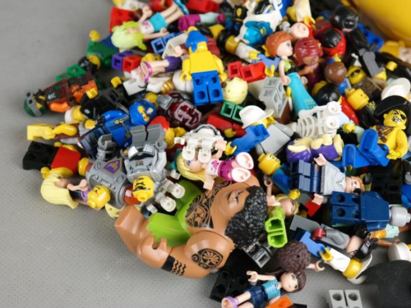 150 lego figuurtjes in een lego hoofd