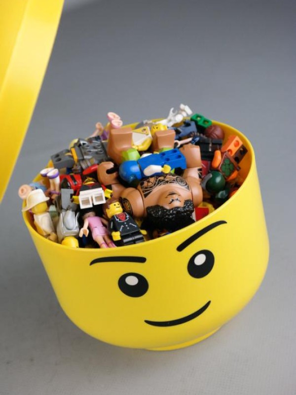 150 lego figuurtjes in een lego hoofd