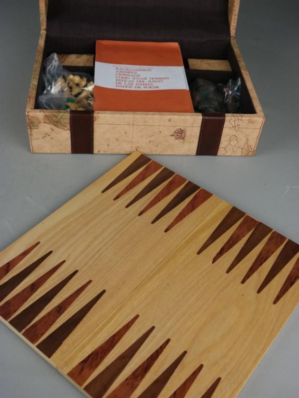Kist met houten spelletjes - schaken/dammen/backgammon/domino/pokerstenen