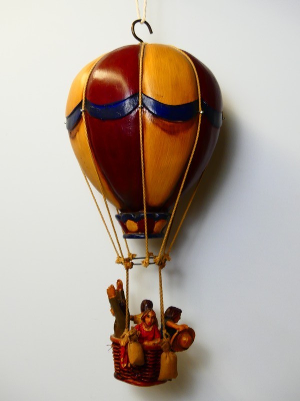 Vintage houten luchtballon met mandje (1)
