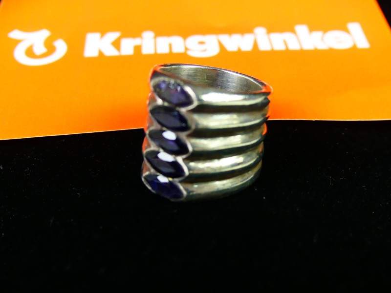 Vintage zilveren ring met 5 blauw/paarse steentjes