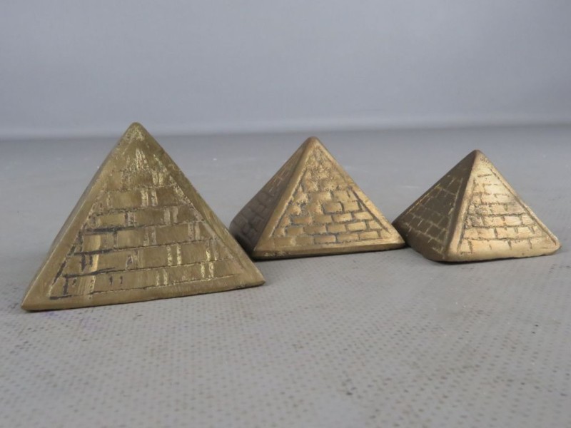 3 kleine messing piramides