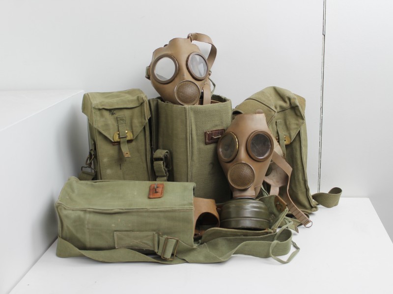 4 stuks militaire gasmaskers in opbergtas