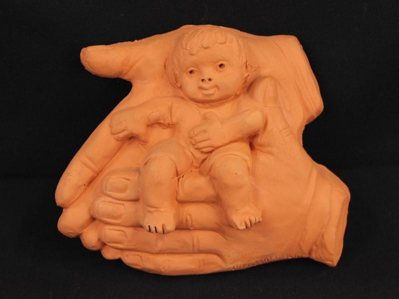 May Claerhout terracotta plastiek 'Kind op handen gedragen'