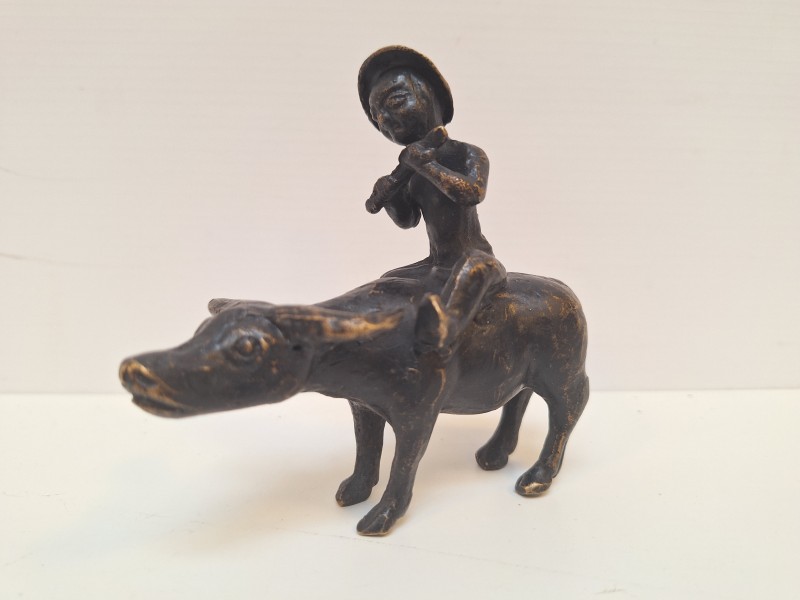 Bronzen beeld van een fluitspelende Chinese man op os