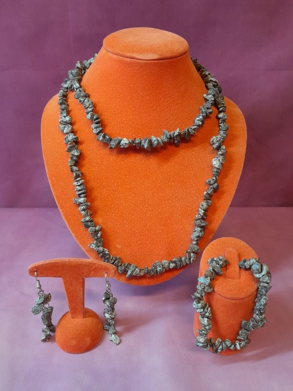 Setje van halsketting, armbandje en oorhangers met natuursteentjes in bruintinten