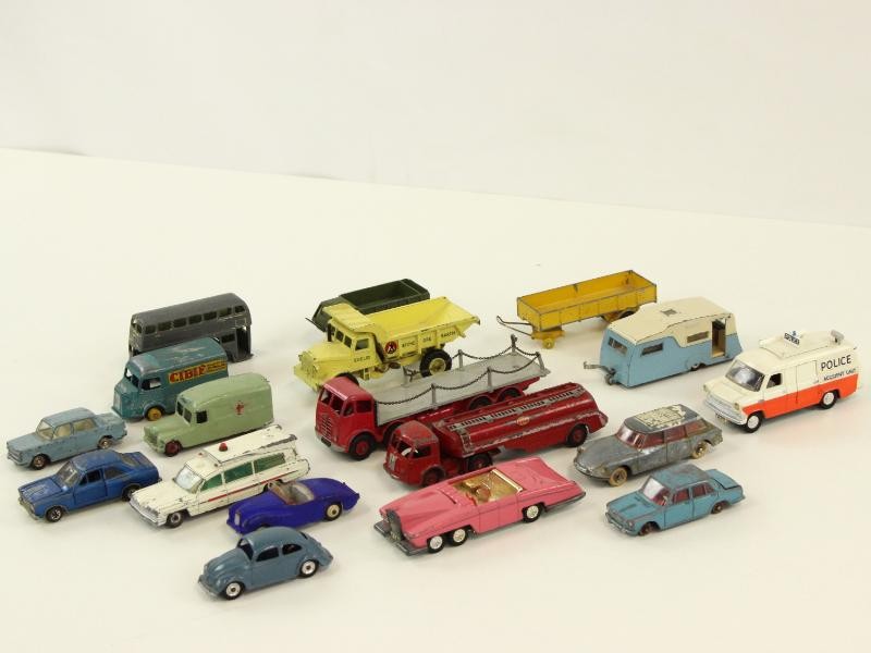 18 vintage Dinky Toys wagentjes