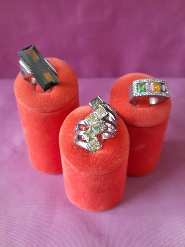Drie moderne ringen met gekleurde stenen