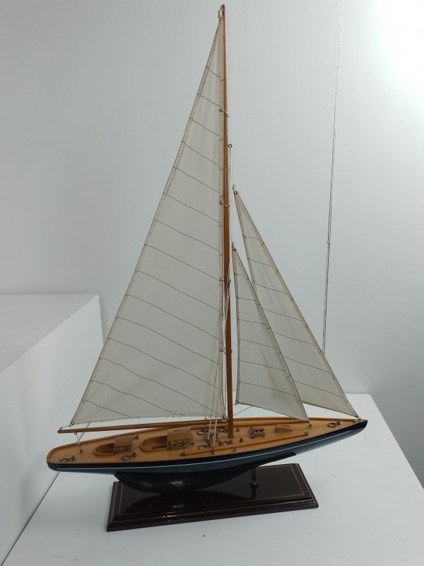 Handgemaakte houten zeilboot
