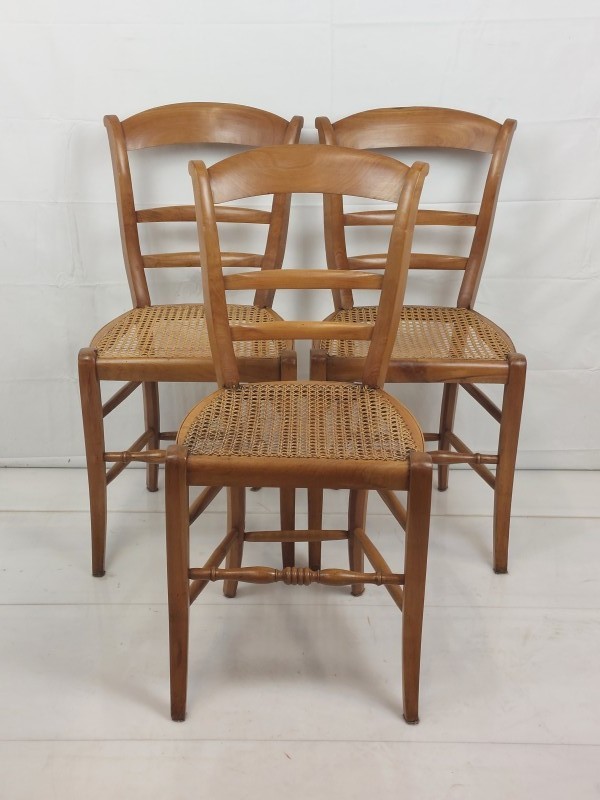 3 houten stoelen met webbing