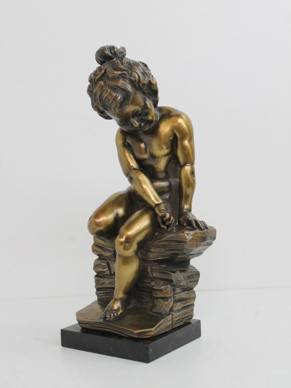 Sculptuur - Zittend meisje in koper