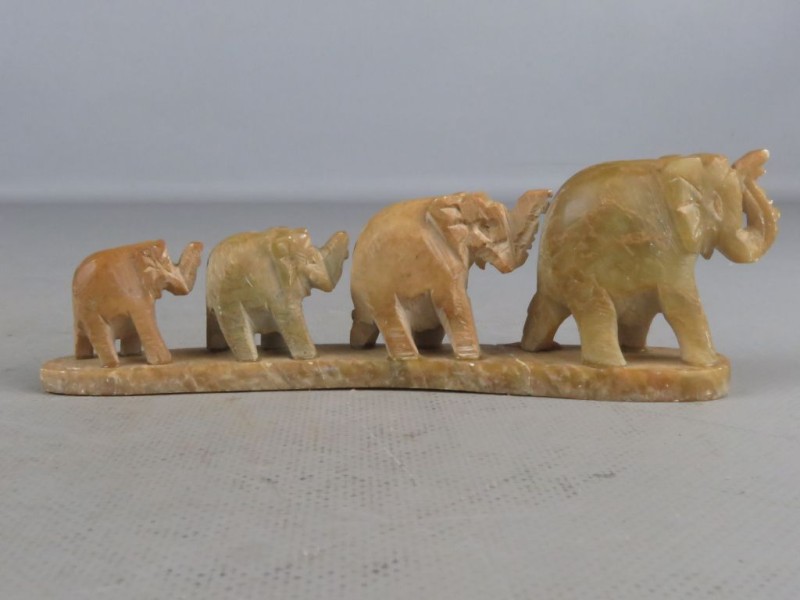 "olifantjes op een rij"  stenen beeldje