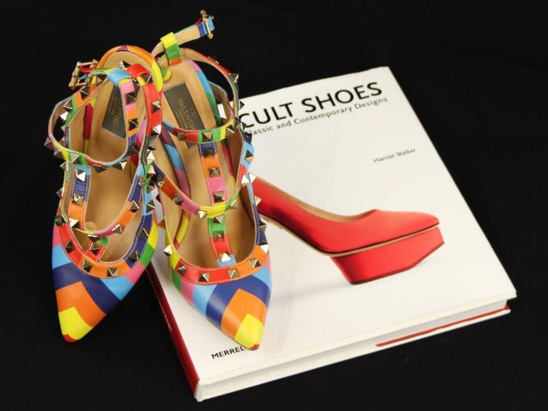 Fel gekleurde schoenen gemerkt Valentino + boek Cult Shoes (Merrell)