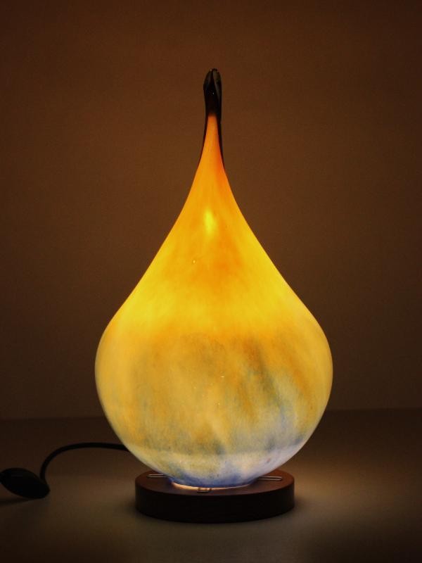 Traanvormige tafellamp uit gekleurd glas
