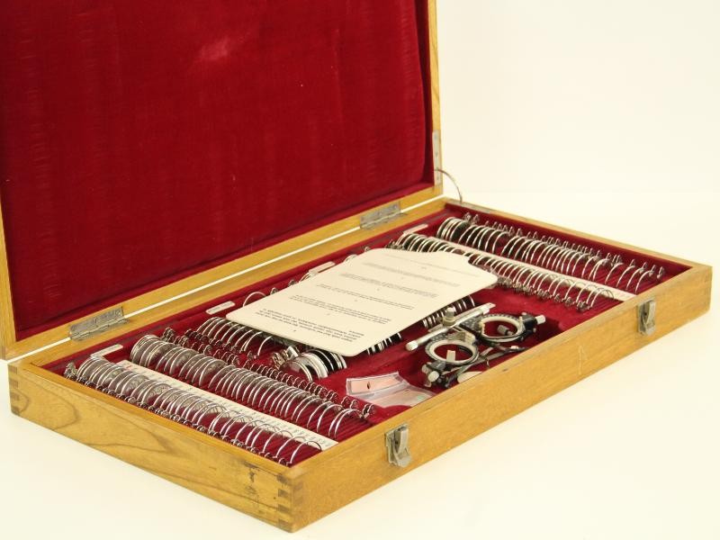 Vintage optometrie lenzen in houten kist